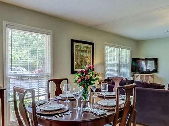 5th image of 205 Greenview Drive