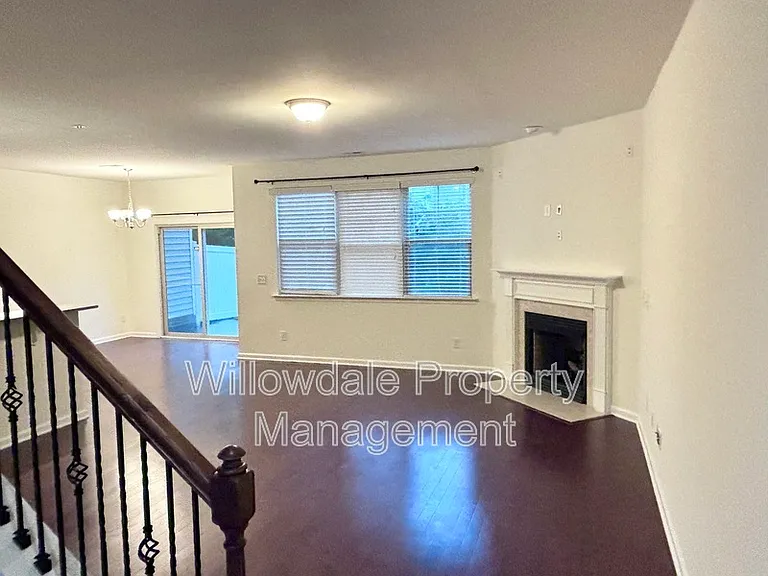 535 Whitworth Ln — Photo 7
