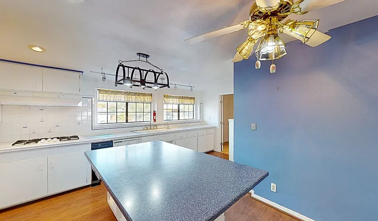 208 W Broadbent Dr — Photo 4