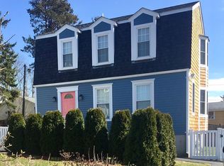 77 Reservoir Rd, Middletown, RI 02842