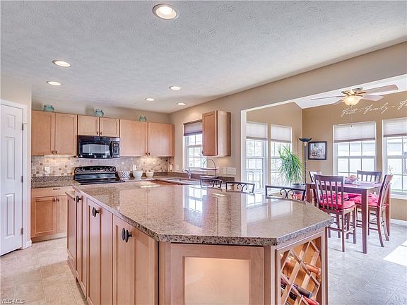 3rd image of 8024 Maxim Cir NE