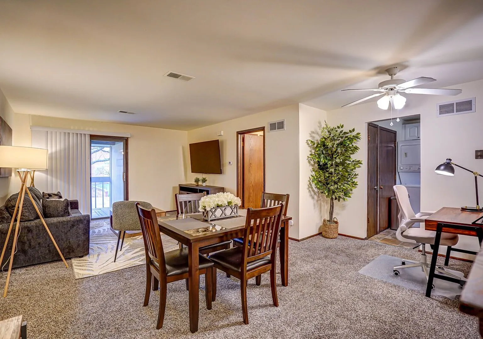 Washer & Dryer, Dishwasher, and AC! Pets welcome! Corner Apt — Photo 4