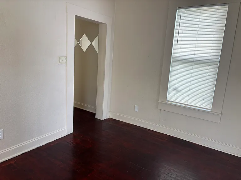2506 E Columbus Dr — Photo 2