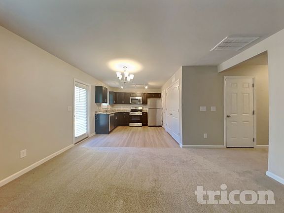 3rd image of 572 Lakerun Dr