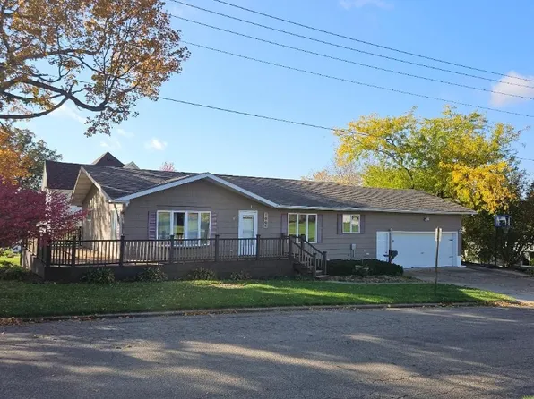 1009 16th St, Belle Plaine, IA 52208