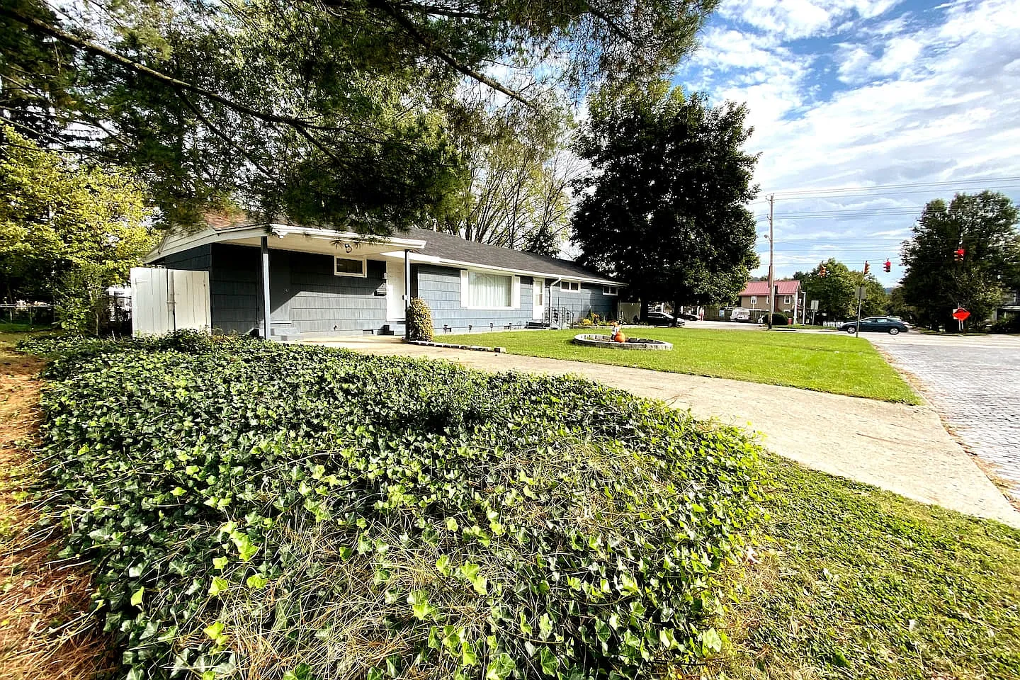 4 bed, 1.5 bath, 1990 sqft, $2,400 — Photo 2