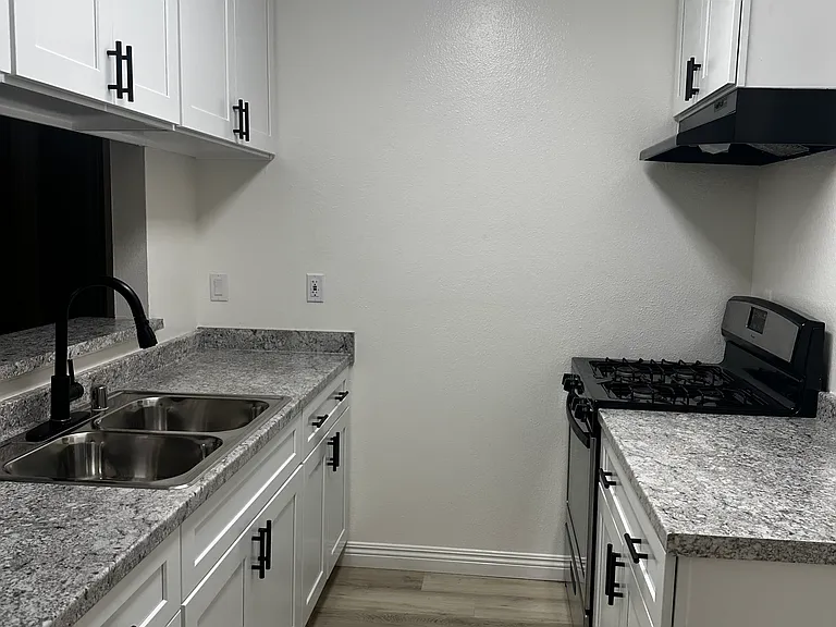 6420 Fulton Ave — Photo 16
