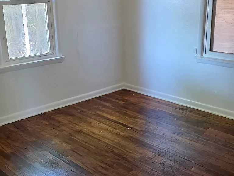 624 W Polk St — Photo 4