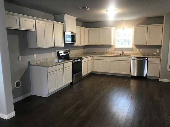 3rd image of 305 Carver St