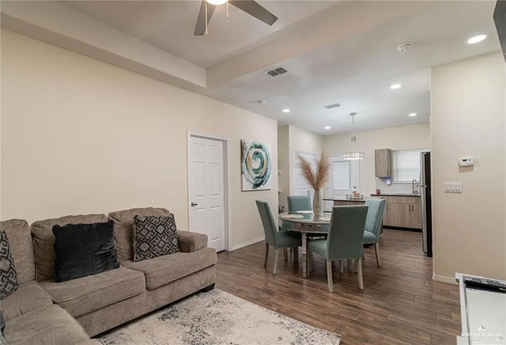 3 bed, 2.0 bath, 3247 sqft, $1,400 — Photo 3