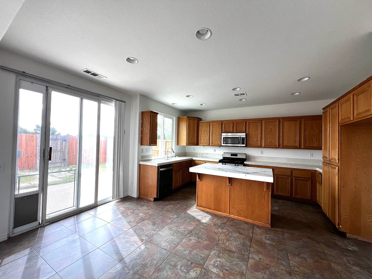 5 bed, 2427 sqft, $3,600 — Photo 4