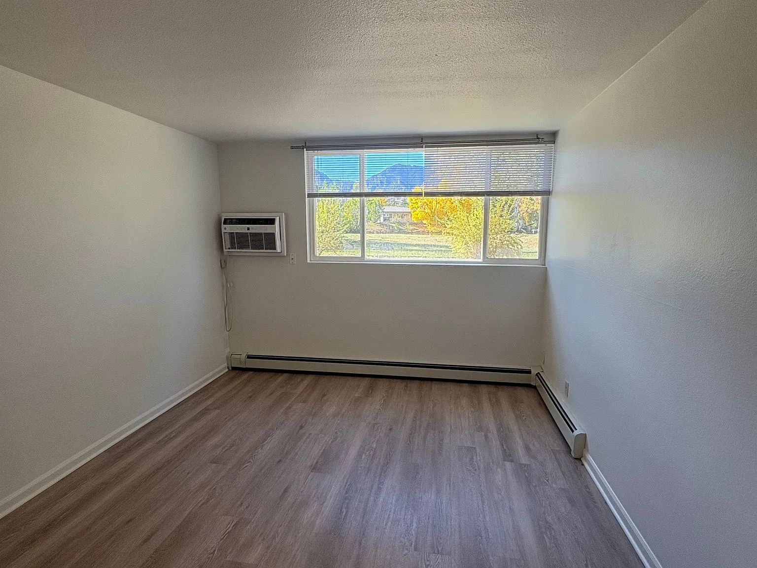 993 E Moorhead Cir — Photo 4