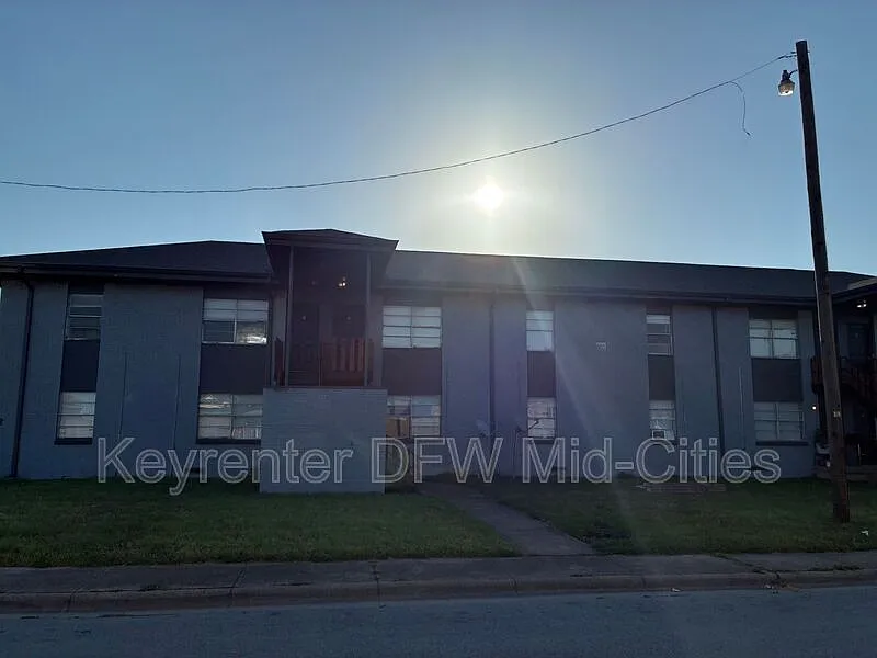 2 bed, 1.0 bath, 1100 sqft, $1,200 — Photo 1