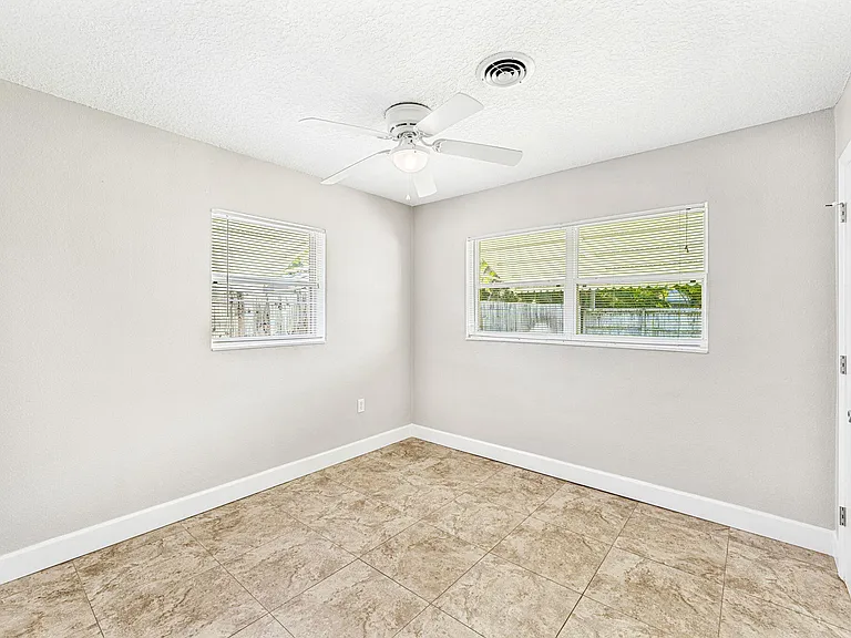 406 N Neptune Dr — Photo 23