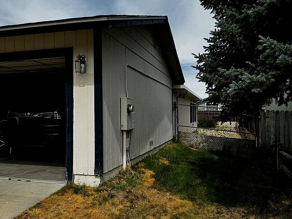3rd image of 1031 La Loma Dr