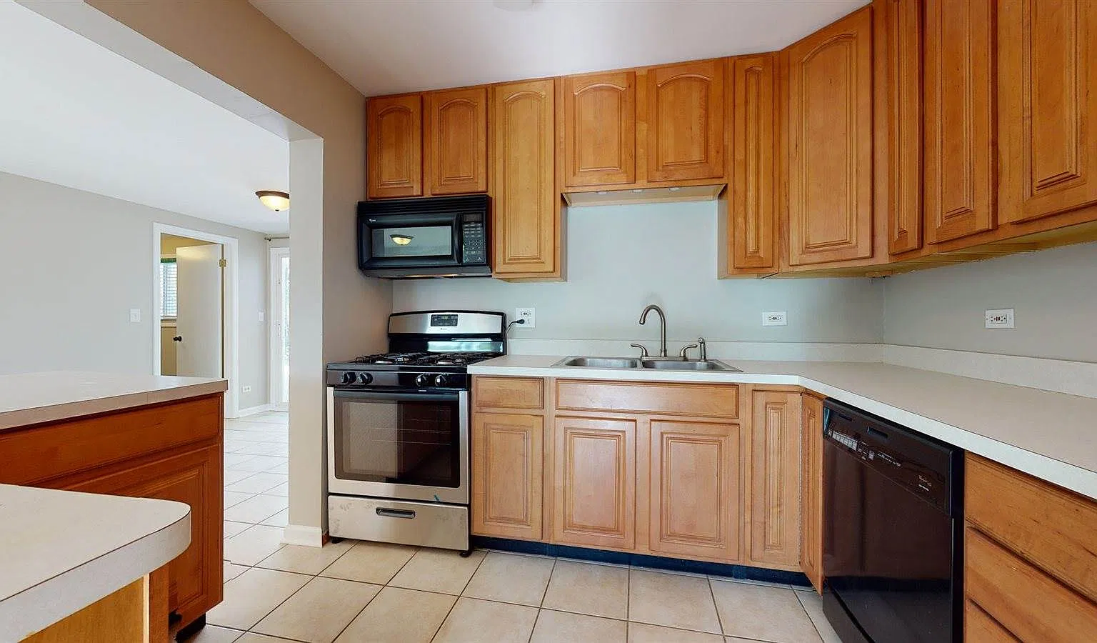 3 bed, 1.5 bath, 1515 sqft, $3,200 — Photo 3