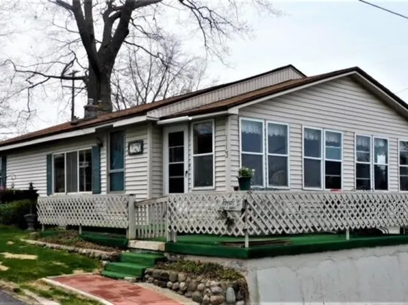 113 Wickham Ave, Houghton Lake, MI 48629
