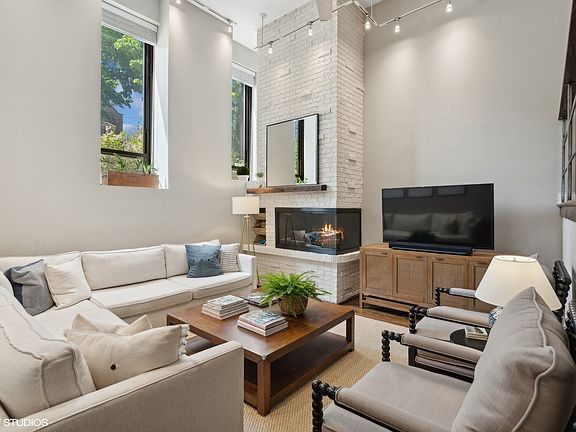 3rd image of 2241 N Magnolia Ave #1