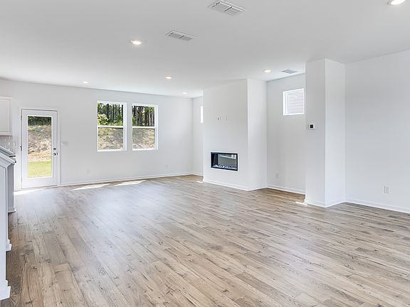 4th image of 221 Groveton Ct