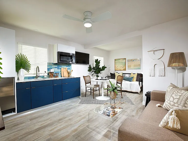 Newly Renovated Community 2 Blocks From The Beach! — Photo 19