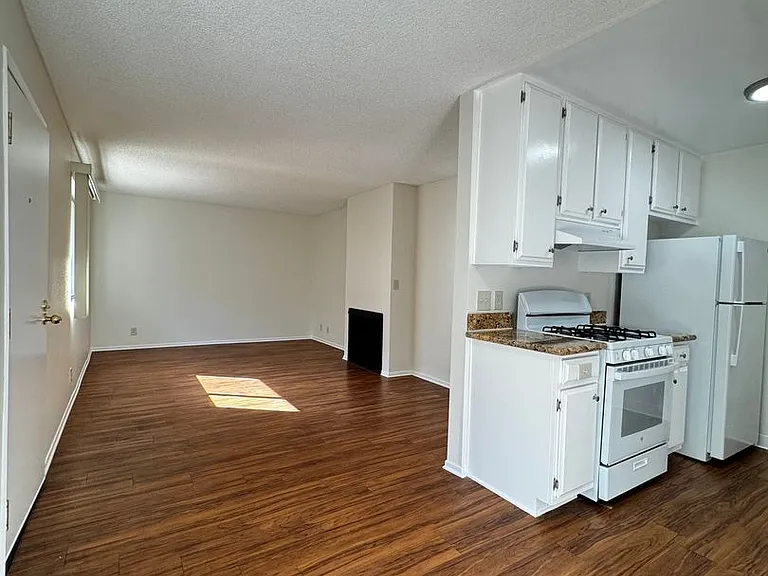 17740 Scherzinger Ln — Photo 17