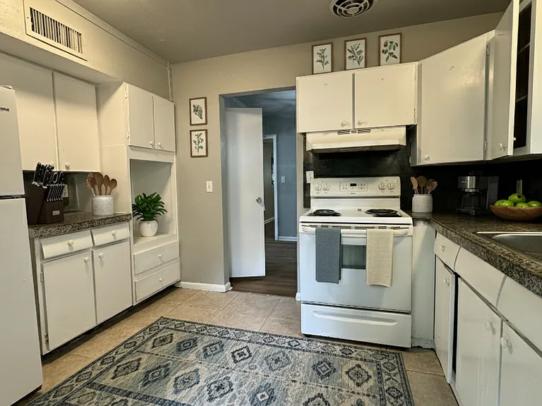 804 La Marche Dr — Photo 16