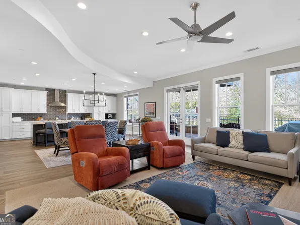 8255 Main St, Woodstock, GA 30188