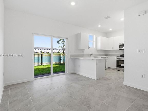 5th image of 2705 SE 25th Ave #2705
