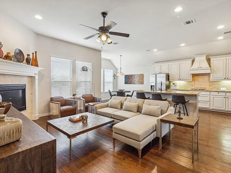 2416 Royal Summit Dr — Photo 3