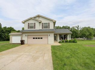 404 Betty Ct, Fisher, IL 61843
