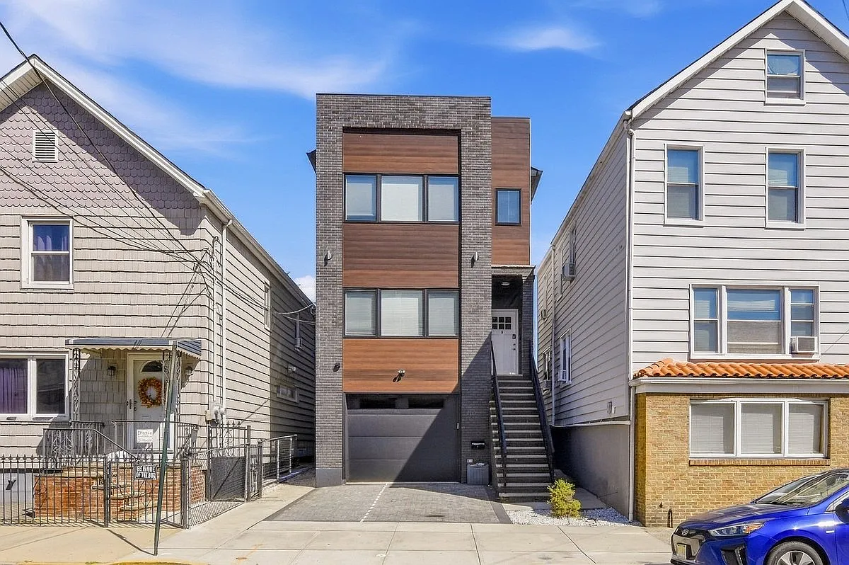 4 bed, $3,950 — Photo 1