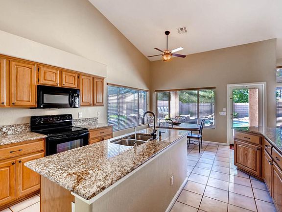 4413 E Desert Willow Rd-large-010-3-Kitc