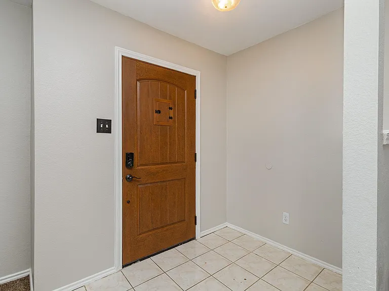 1121 Charlotte Dr — Photo 7