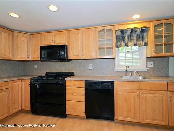 3rd image of 100 Lonny Ct