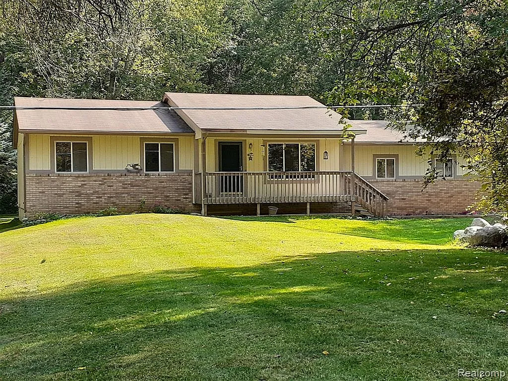 800 N Sashabaw Rd photo 1