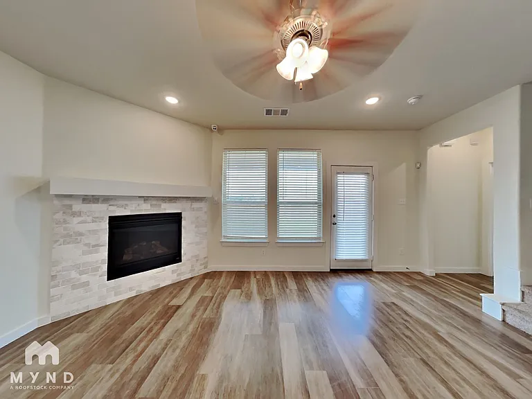 4725 Tanglewood Dr — Photo 2