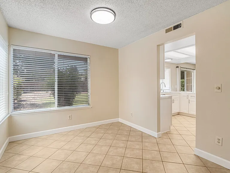 6733 N Warren Ave — Photo 8