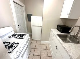 Downtown Living! 1 BD, 1 BA In the Heart of the City! Heat Paid!