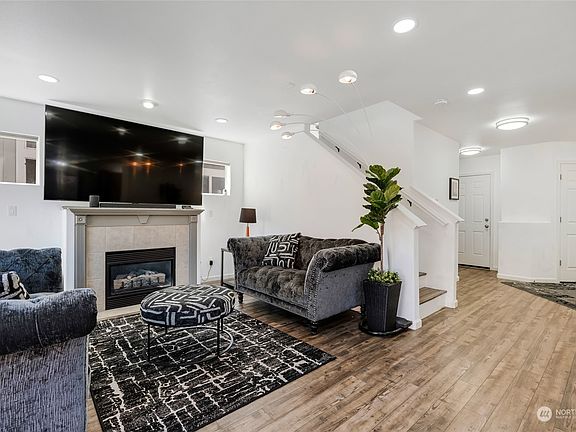5th image of 16103 Camden Drive E