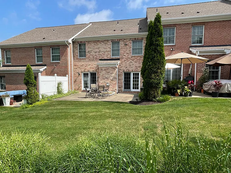 402 Georgetowne Ct — Photo 22