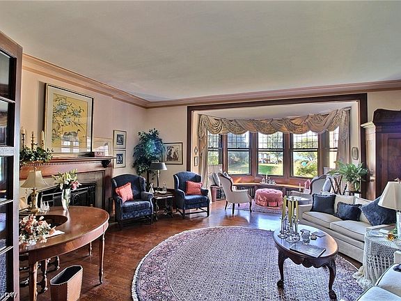 3rd image of 10229 Lake Shore Blvd