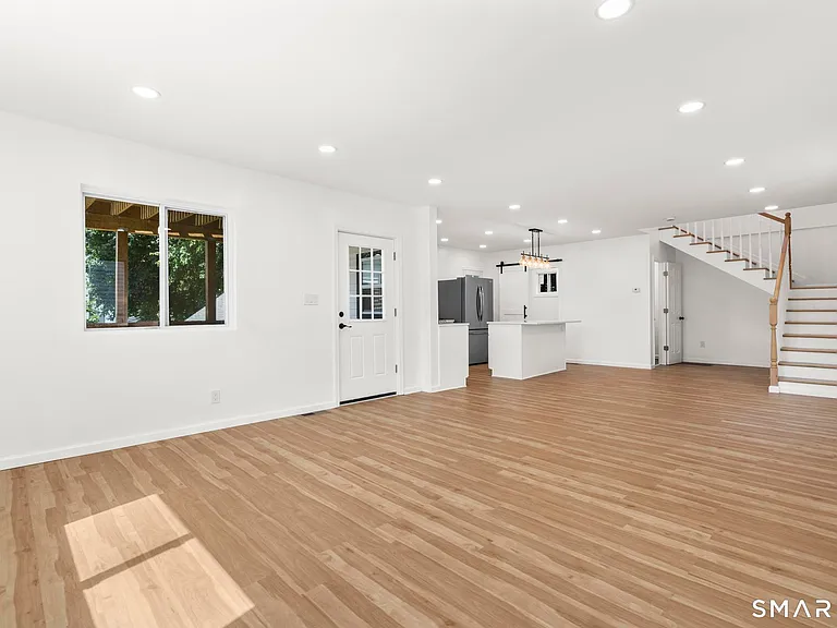810 Brewster St — Photo 8