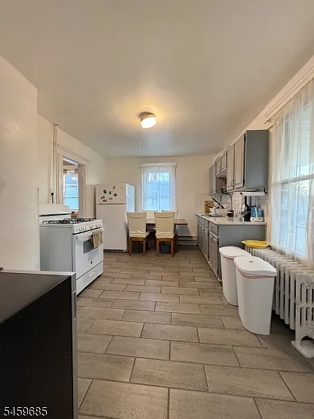 2 bed, 1.0 bath, $2,350 — Photo 3