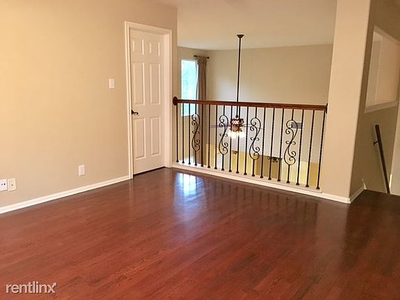 4th image of 530 Roble Real