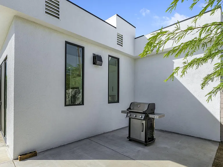 590 N Lindsey Dr — Photo 40