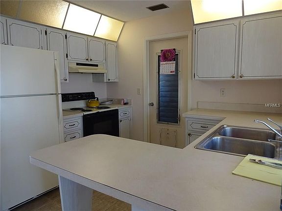 3rd image of 10137 Mainlands Blvd W