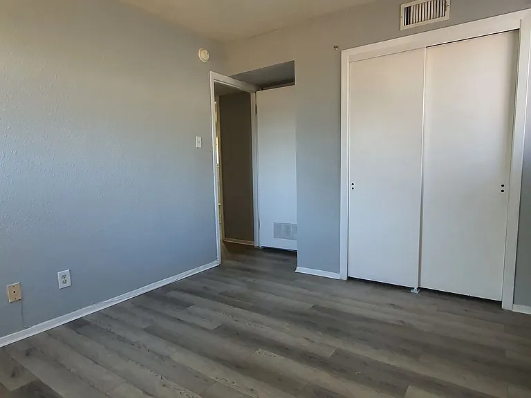 2791 Oxford Ave — Photo 5