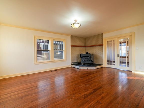 4th image of 826 W 4th Ave