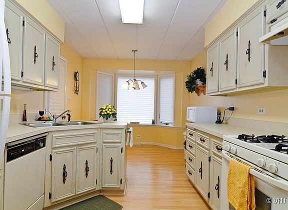 4th image of 215 Lake Dr APT 1A