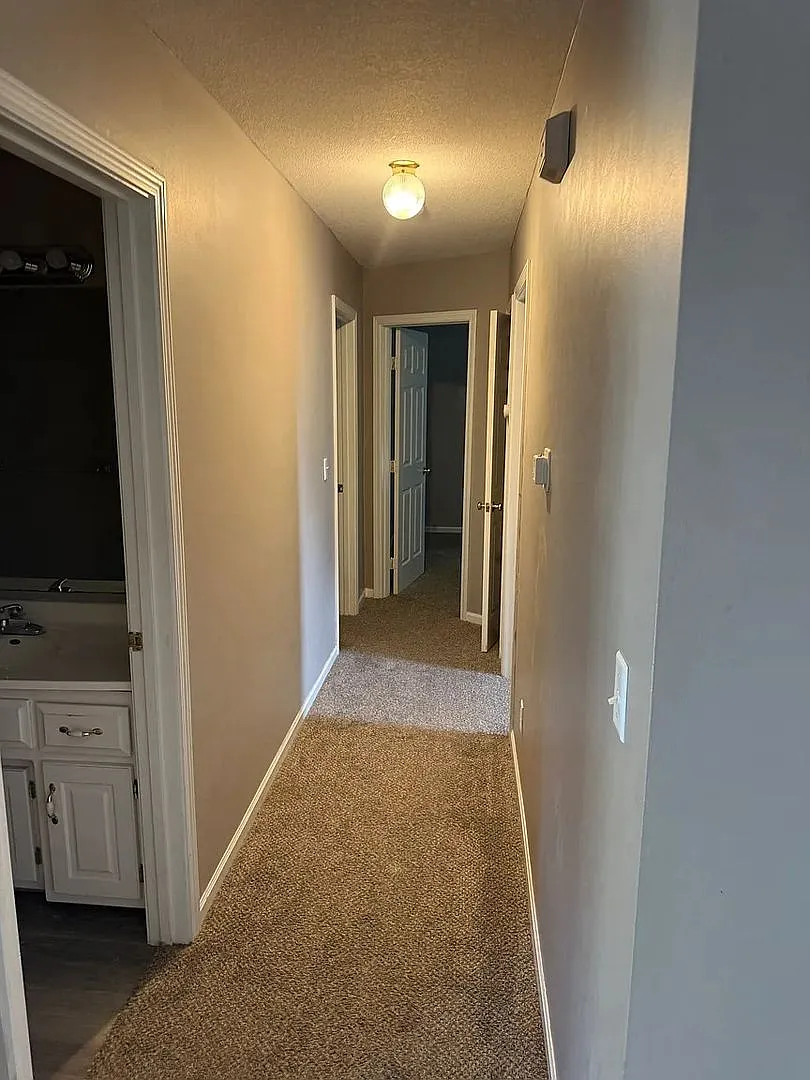 Beautiful 3BR, 2BTH home with 2 car att gar — Photo 3